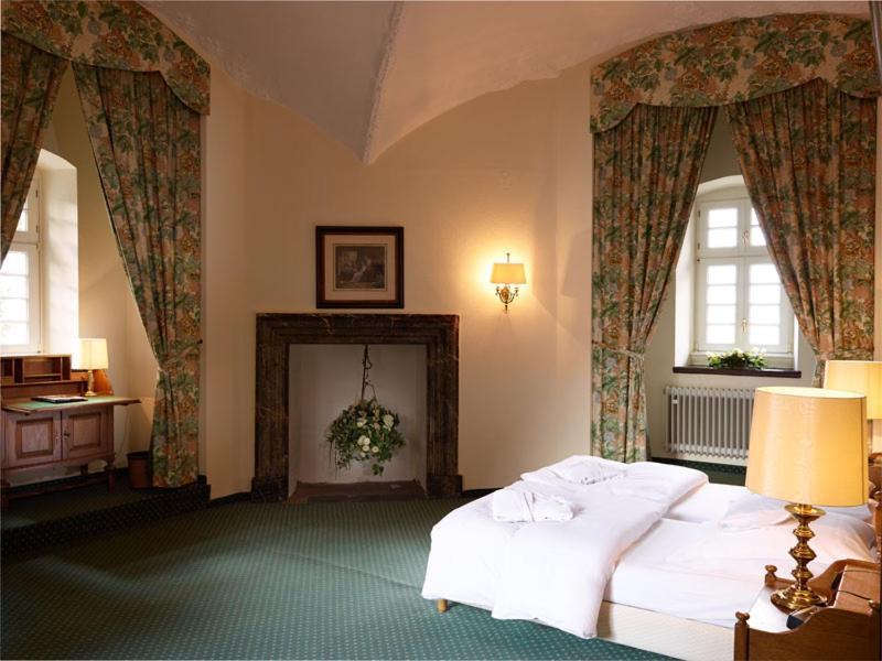 Hotel Und Restaurant Burg Schnellenberg Attendorn Esterno foto