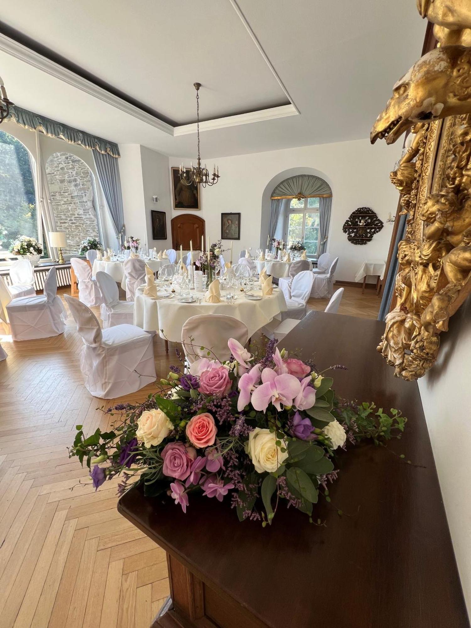 Hotel Und Restaurant Burg Schnellenberg Attendorn Esterno foto