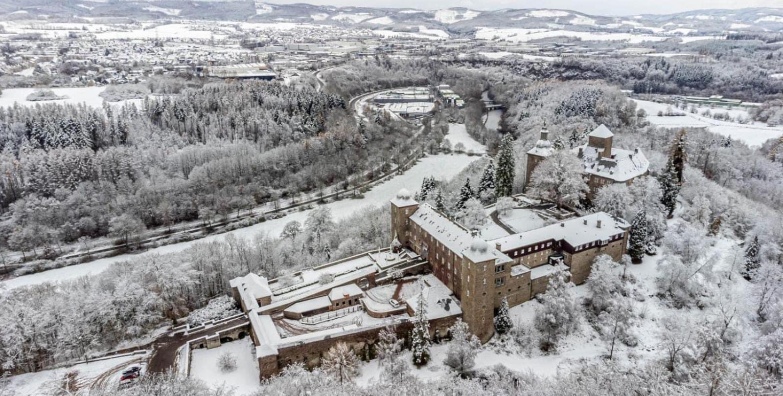 Hotel Und Restaurant Burg Schnellenberg Attendorn Esterno foto
