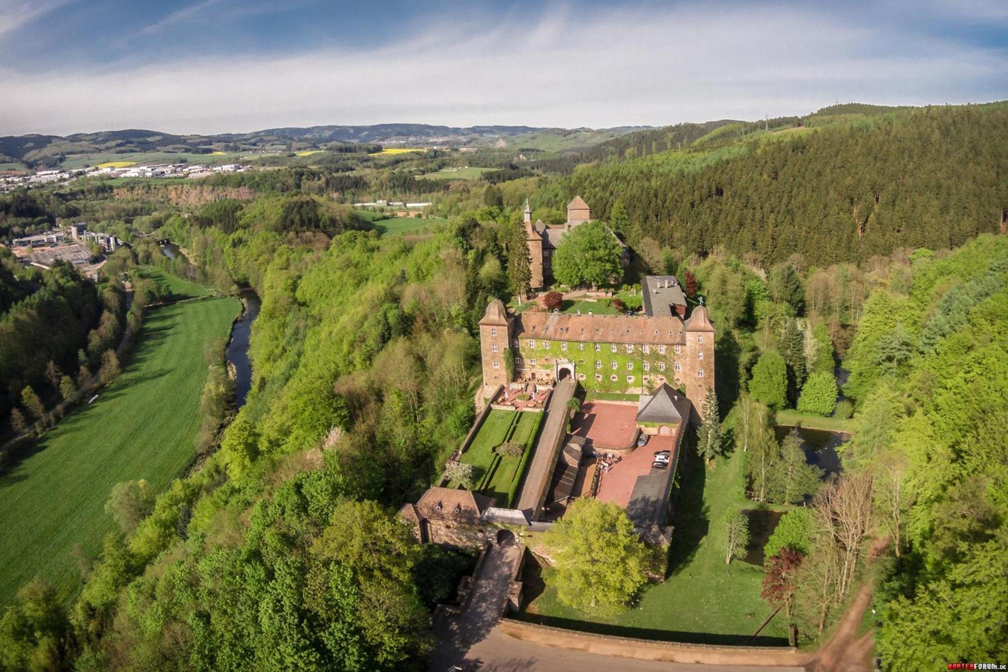 Hotel Und Restaurant Burg Schnellenberg Attendorn Esterno foto