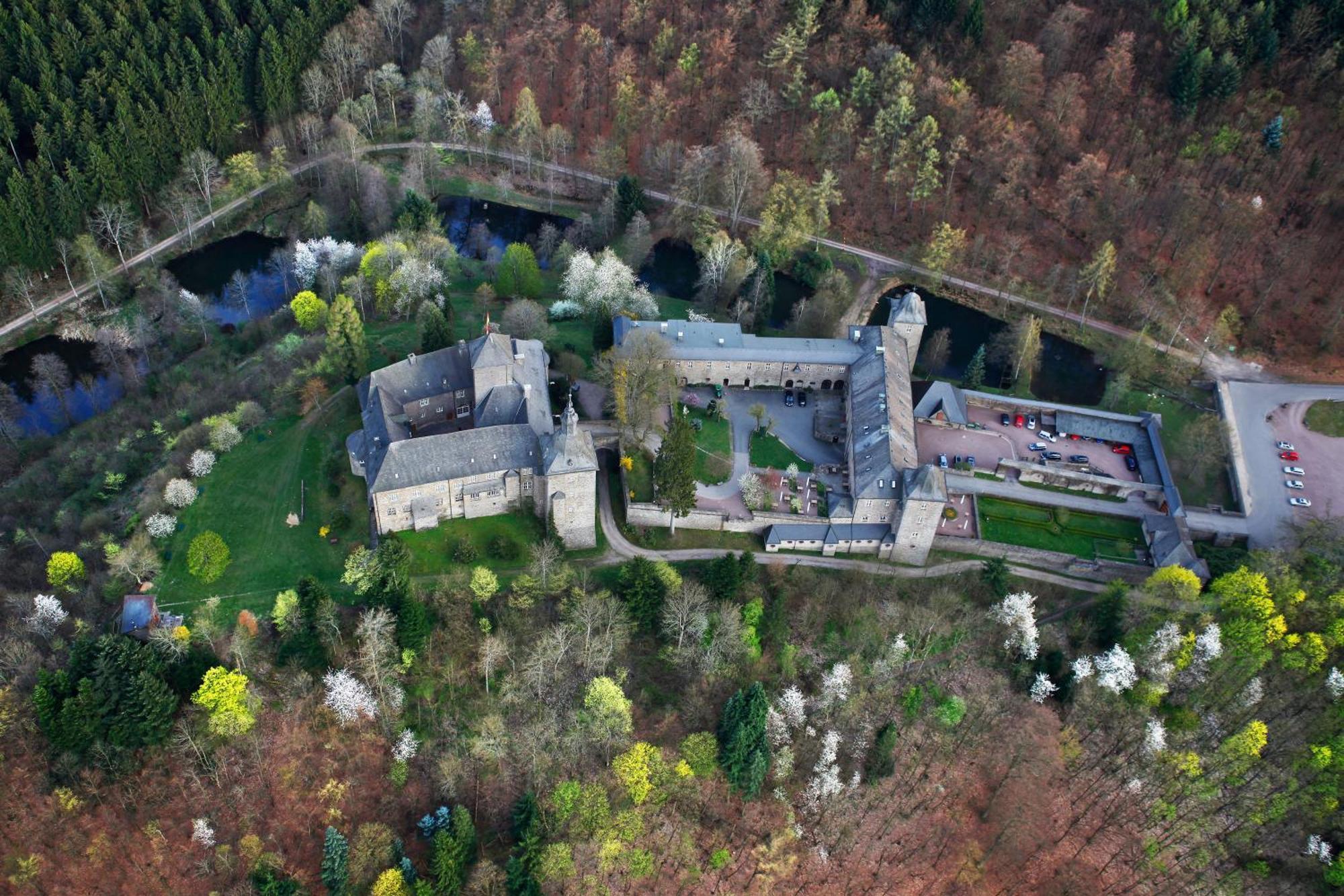 Hotel Und Restaurant Burg Schnellenberg Attendorn Esterno foto
