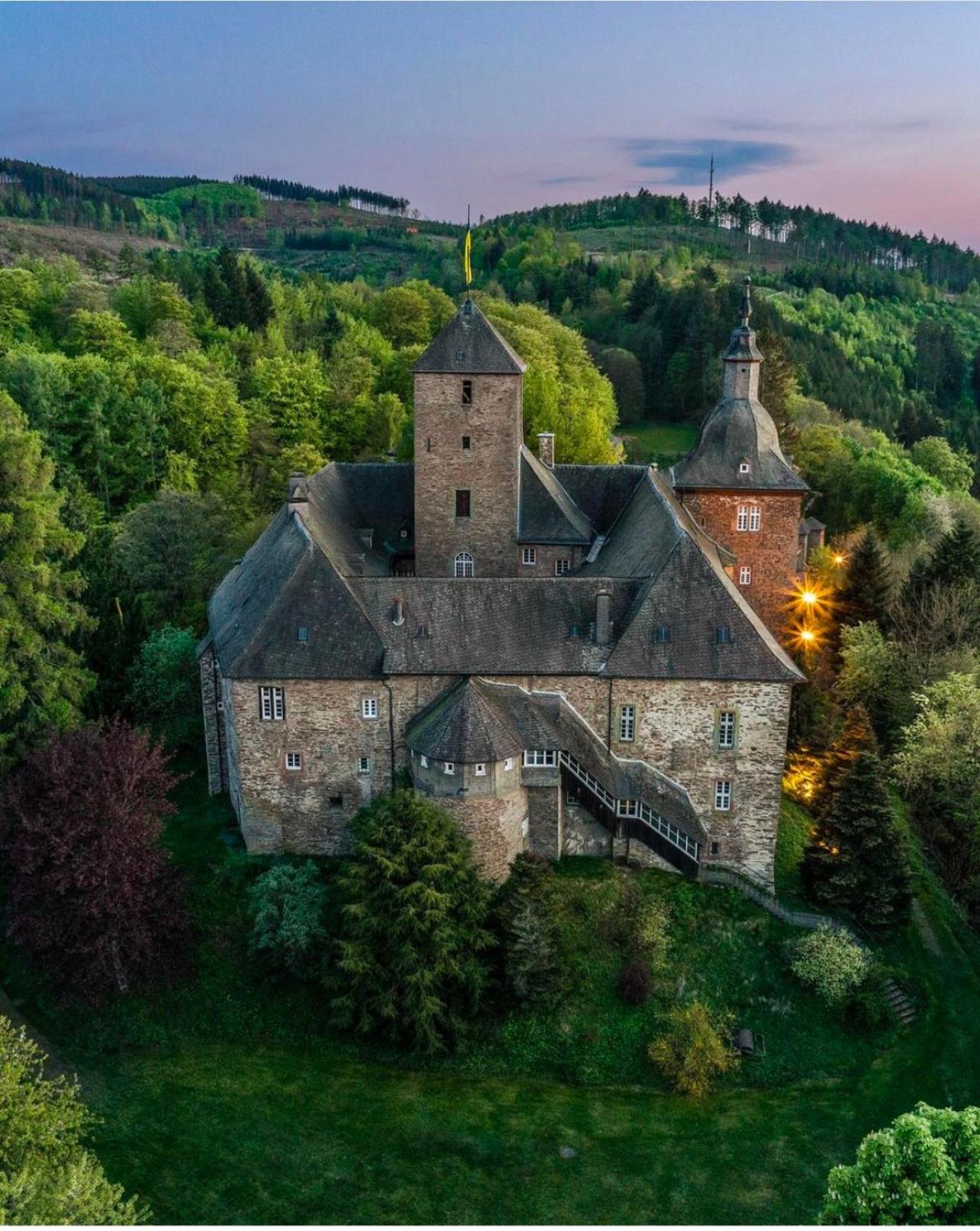 Hotel Und Restaurant Burg Schnellenberg Attendorn Esterno foto